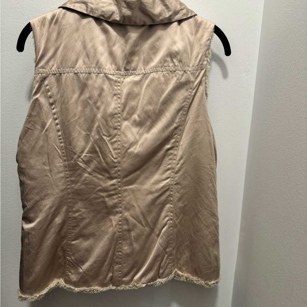 CAbi Shearling Lined CabinCore Adventure Ready Outdoor Vest Cozy Chic Layering - Picture 8 of 10